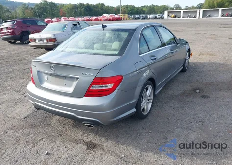 2013 Mercedes-Benz C 300 Sport 4Matic z USA, uszkodzony, nr VIN WDDGF8AB0DR289156